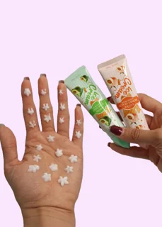 کرم دست شکوفه ای Sador